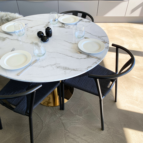 Lazio - Table ronde imitation marbre blanc avec pieds en laiton/doré Ø110 cm